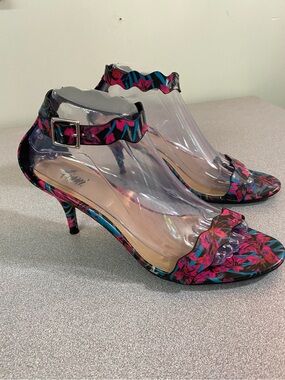 Fioni - scalloped floral 3” heels. Size 8